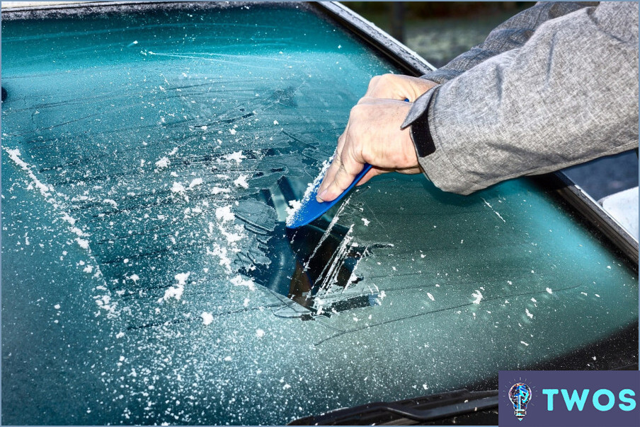 Cómo quitar el hielo de su coche sin un raspador?