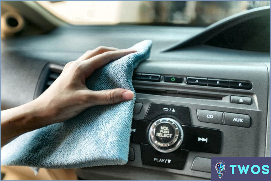 Cómo quitar las manchas de desinfectante de manos del interior del coche?