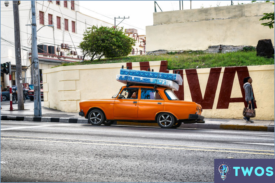 ¿Cómo atar la caja de primavera a la parte superior del coche?