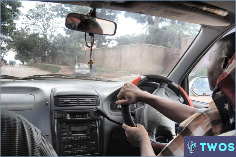 ¿Cómo colgar el rosario en el coche?