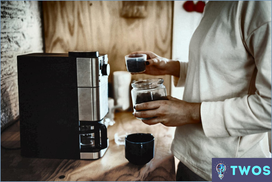 ¿Cómo limpiar el interior de una jarra de café de cristal?