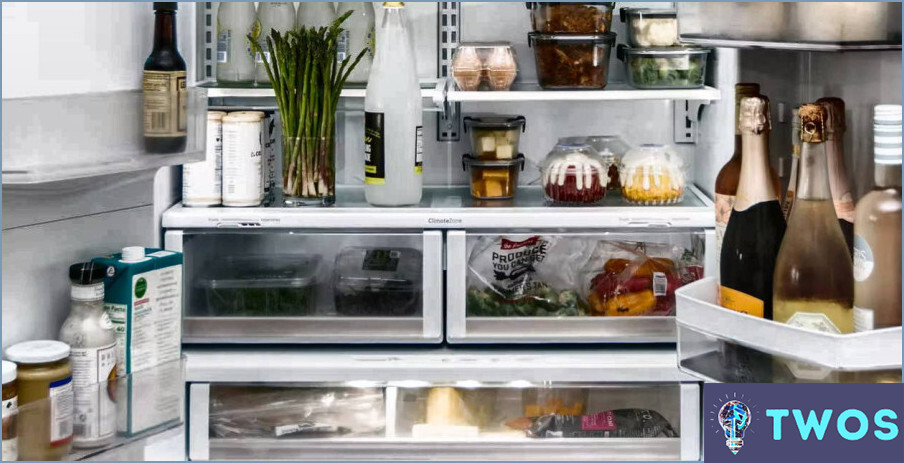 ¿Cómo quitar y limpiar el estante de cristal por encima de los cajones de verduras en el refrigerador de puerta francesa?