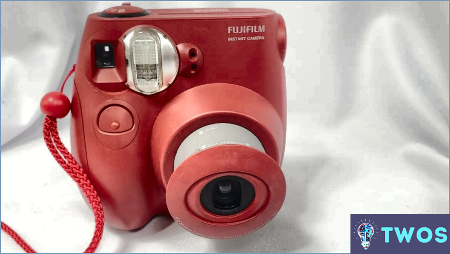 Por qué se enciende la luz roja en mi Instax Mini 8?