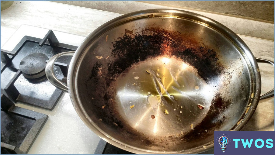 ¿Cómo limpiar un wok con comida quemada?