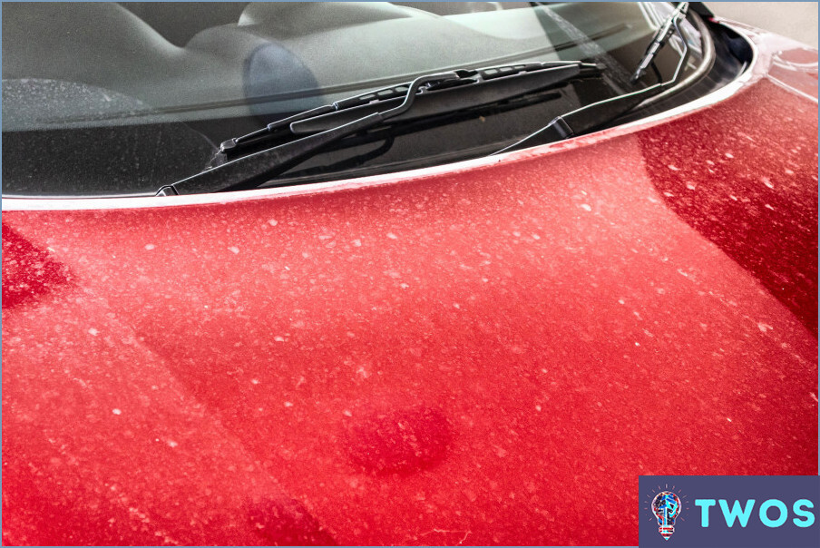 ¿Cómo quitar manchas de agua en la pintura del coche?