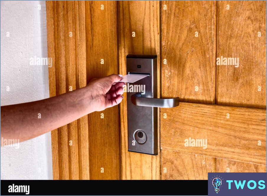 ¿Qué tipo de imán se utiliza en la puerta de una habitación de hotel?